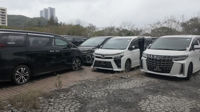 Waduh! Alphard-Rolls Royce Terbengkalai di Hotel Bintang 5