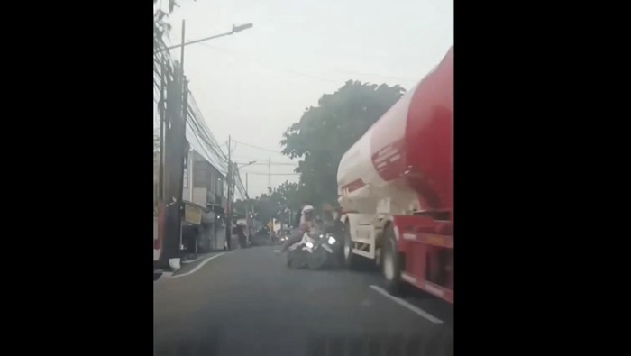 Ngeri! Pemotor Oleng Gagal Salip Truk Tangki