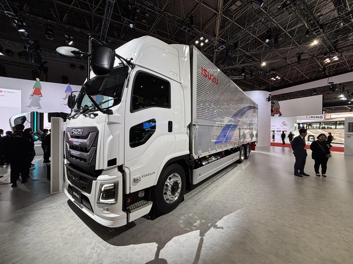 Isuzu Giga, Isuzu, 'Naik Kelas', Truk Giga Isuzu Terbaru Dipamerkan di JMS 2025