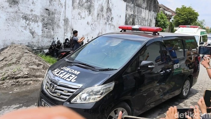 Toyota,  Toyota Alphard, Toyota Alphard, Raja Solo Wafat, Diantar ke Keraton Menggunakan Ambulans Toyota Alphard
