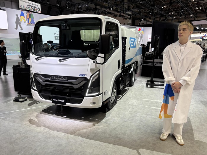 Isuzu, Isuzu Elf, Kenalin Ini Isuzu ELF Listrik yang Cocok Buat Jadi Truk Sampah