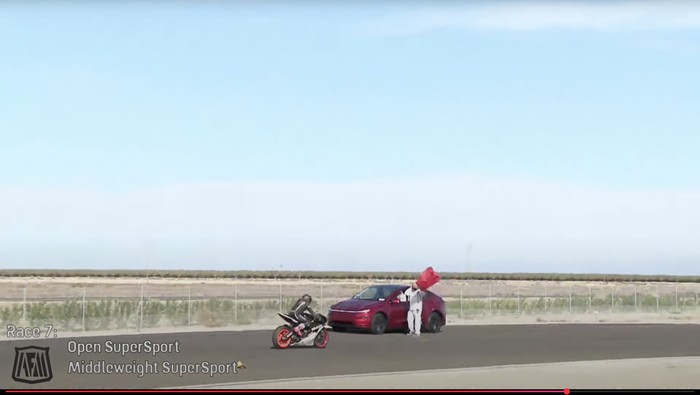 Tesla, Bikin Kacau! Pemobil Tesla Nyasar Lawan Arah di Trek Balapan Motor