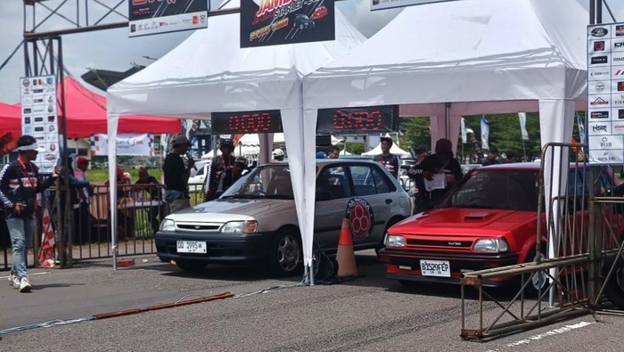 Toyota, Toyota Starlet Menolak Tua, Digeber Drag Race di Bandara