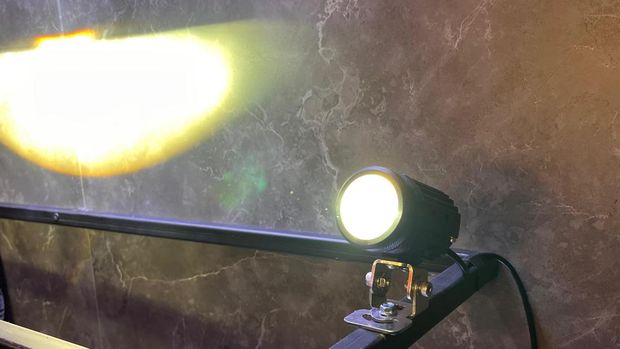 Anti Hajar Lubang saat Touring Malam Hari, Lampu Tembak Jadi Solusi