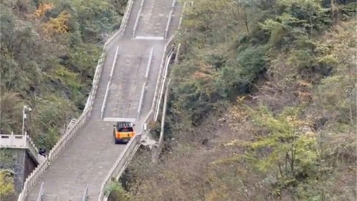 Penjelasan Chery soal Mobil Gagal Nanjak hingga Melorot Hantam Pagar Pembatas