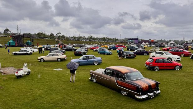 Ratusan Pengguna Mobil Klasik Kumpul di Bogor, Ada Apa?