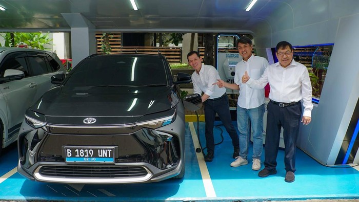 Toyota, Pertama di Bandung, Toyota Hadirkan Tempat Ngecas Mobil Listrik Gratis!