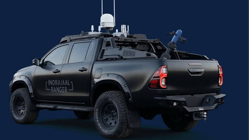 Toyota, Sangar! Toyota Hilux Ini Dimodifikasi Jadi Kendaraan Anti-Drone