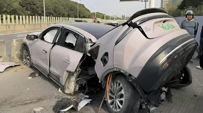 Kecelakaan Ngeri Mobil Listrik, Bagian Belakang sampai Terlepas