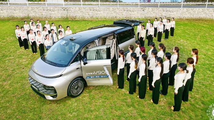 Bukan Film Komedi, MPV Pesaing Alphard-Denza Pecah Rekor Muat 42 Orang