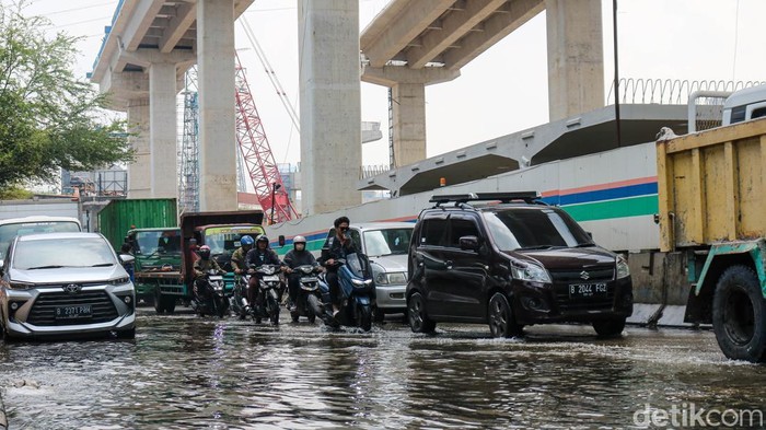 Jakarta Utara Diserbu Banjir Rob, Ini Bahaya Kendaraan kena Air Laut