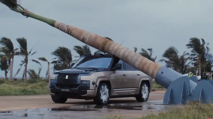 SUV BYD ini Sengaja Ditimpa Pohon Palem, Hasilnya Bikin Geleng-geleng