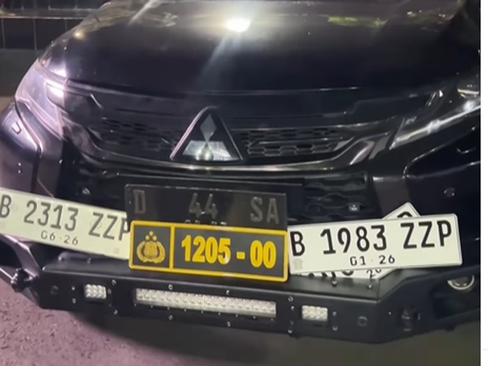 Duh! Masih Ada Aja Innova-Pajero Gaya-gayaan Pakai Pelat Polisi Palsu dan Strobo