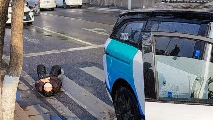 Ngeri! Taksi Otonom Tabrak Dua Pejalan Kaki, Ada yang Kejepit di Bawah Mobil