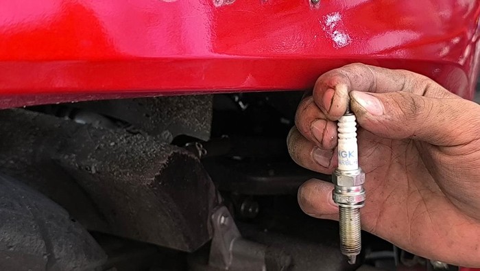 Kapan Waktu yang Tepat Ganti Busi Motor?