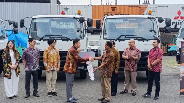 Mitsubishi Fuso Serahkan 10 Unit Fighter X ke Pengusaha di Surabaya