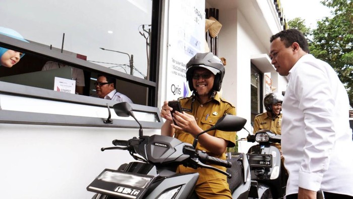 Perpanjang STNK Bisa Drive Thru: Nggak Perlu Turun dari Motor, 3 Menit Kelar