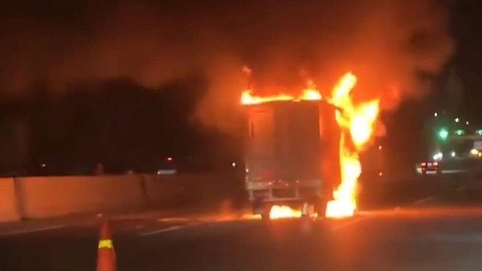 Mobil Boks Terbakar di Tol Jagorawi, Ini Pemicunya