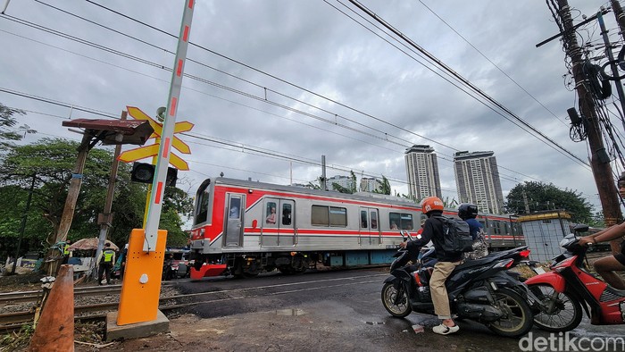 Cara Aman Lewat Perlintasan Kereta: Berhenti, Tengok Kiri-Kanan, Buka Kaca