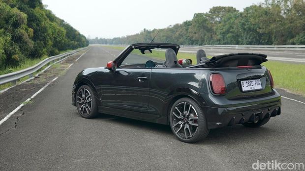 Tes Lengkap MINI Cabrio JCW: Mobil Seksi dengan Performa Luar Biasa!