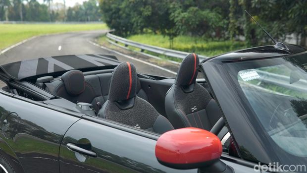 Tes Lengkap MINI Cabrio JCW: Mobil Seksi dengan Performa Luar Biasa!