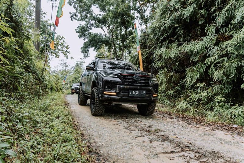 Komunitas Bawa Fortuner Blusukan di Bumi Borneo