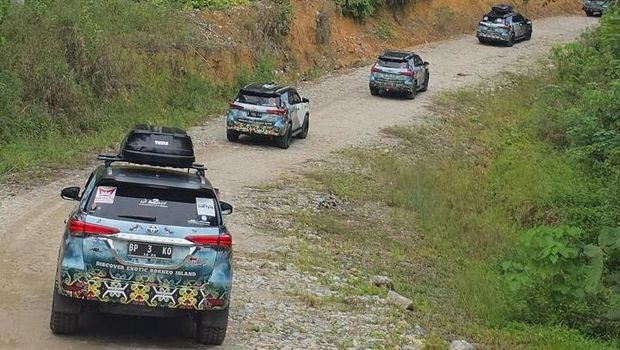 Komunitas Bawa Fortuner Blusukan di Bumi Borneo