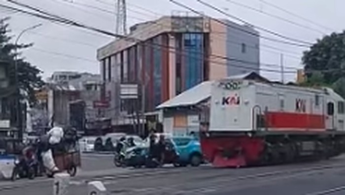 VinFast, Brak! Taksi Listrik VinFast Ditabrak Kereta usai Terobos Palang