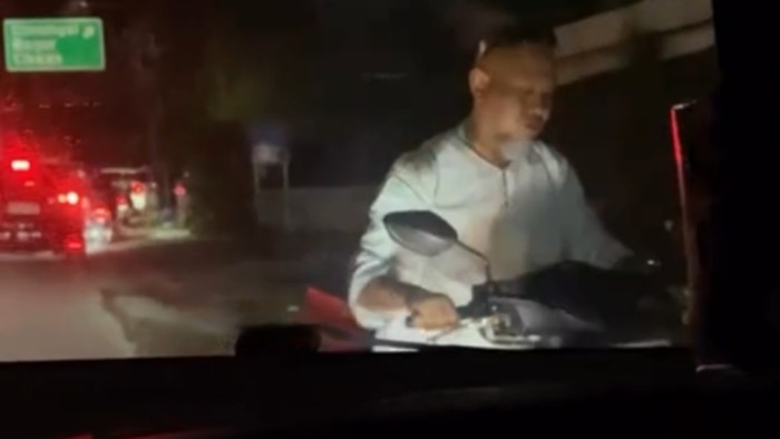 Viral Pemotor Maksa Lawan Arah, Nggak Dikasih Lewat Malah Ngamuk!