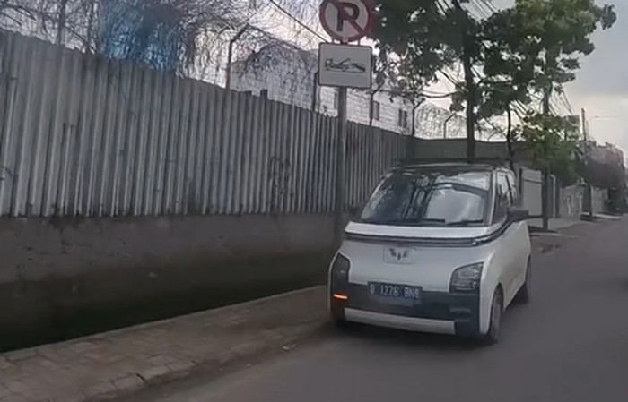 Nggak Cuma Motor, Mobil Mulai Ikut-ikutan Lawan Arah di Jalan Raya
