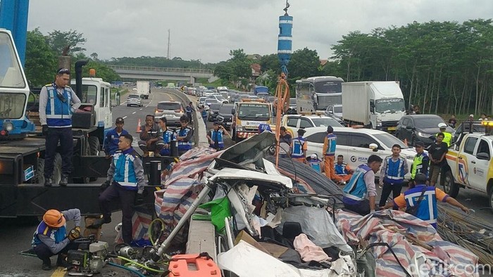 Pengakuan Sopir Truk Kecelakaan Maut di Tol Batang: Jalan Rusak, Setir 'Lepas'