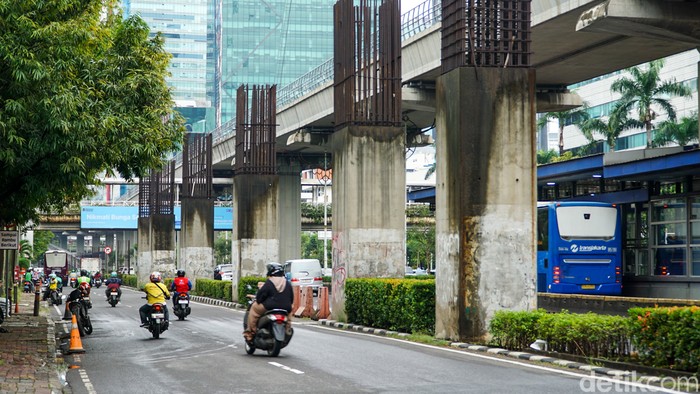 Awas Macet! Ada Pembongkaran Tiang Monorel