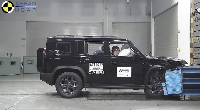 Detik-detik Mobil China Jetour T2 Dites Tabrak, Begini Hasilnya