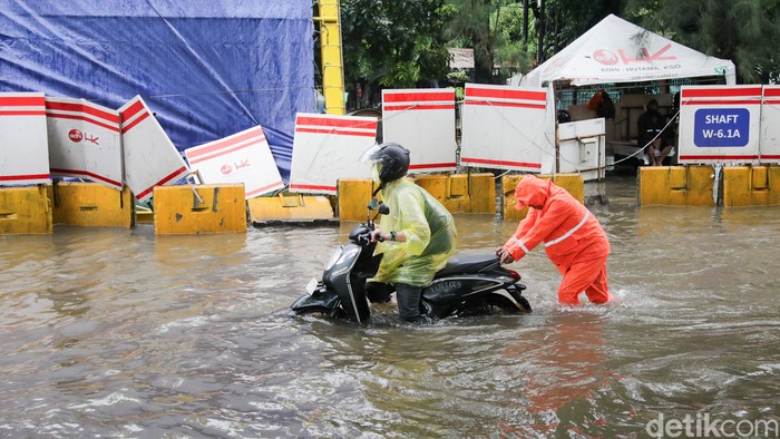 Jangan Sampai Turun Mesin! Cek Cara Selamatkan Motor Kena Banjir