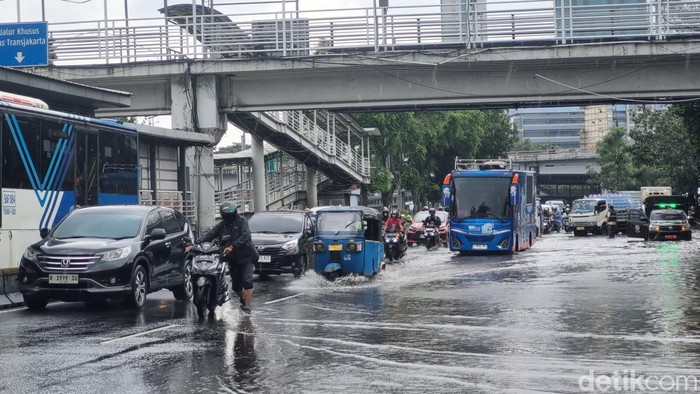 Rute TransJakarta yang Dialihkan hingga Berhenti Operasi Imbas Banjir