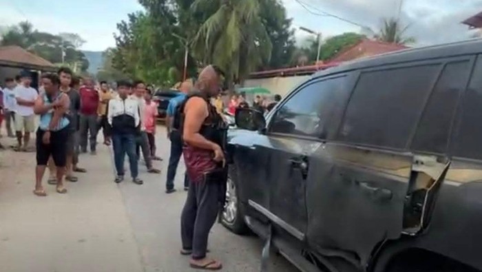 Ngeri! Land Cruiser Wali Kota di Filipina Ditembaki RPG