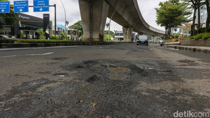 Jalan Berlubang Bikin Celaka, Ada yang Meninggal Dunia