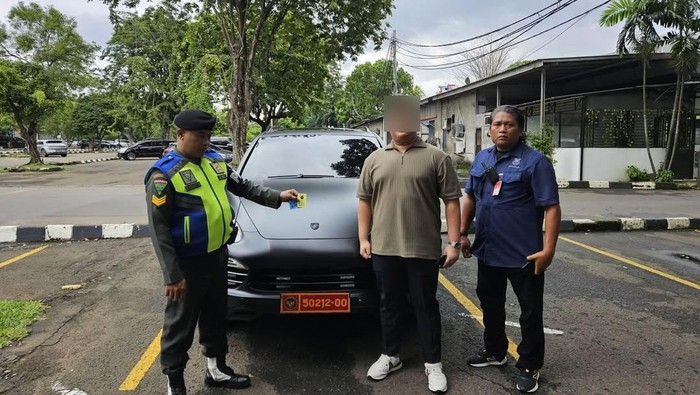 Duh! Mobil Mewah Porsche Terciduk Pakai Pelat Dinas Palsu, Biar Apa Sih?