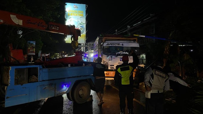 Truk Rem Blong Makan Korban Lagi , Hantam 4 Mobil-Motor di Turunan