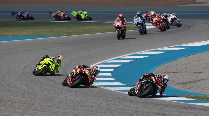 Hasil MotoGP Thailand: Bezzecchi Juara, Marquez Gagal Finis karena Ban Bocor