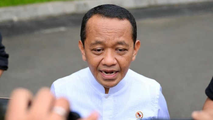 Bahlil Pulang Kerja Pakai Mobil Listrik: Biar Nggak Antre di Pom Bensin