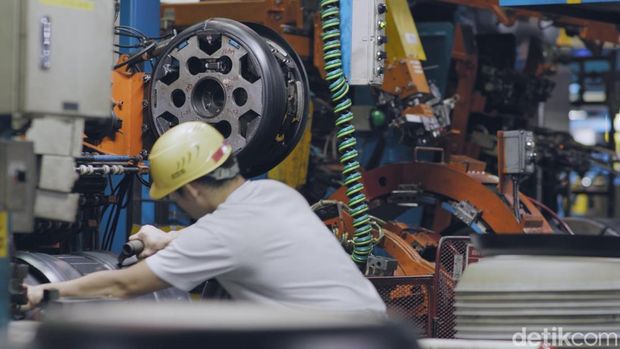Intip Dapur Produksi Ban Mobil Bridgestone