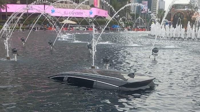 BYD, Mobil Listrik BYD M6 Nyemplung ke Kolam Bundaran HI, Ini Sebabnya