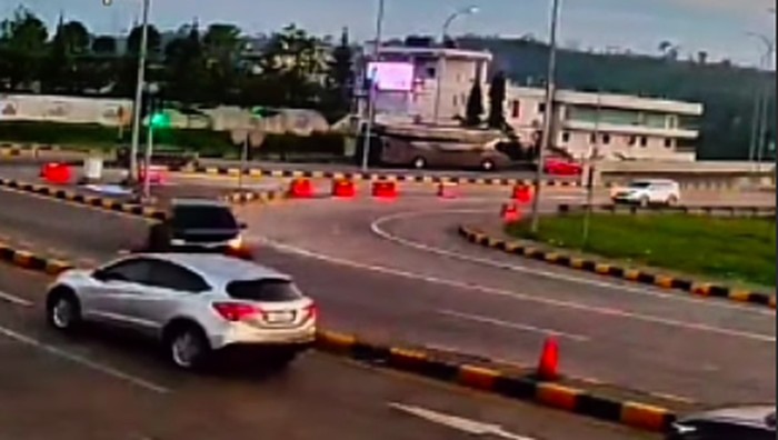 Pelajaran dari Kecelakaan Calya Melintir saat Ngebut Keluar Tol hingga Terguling