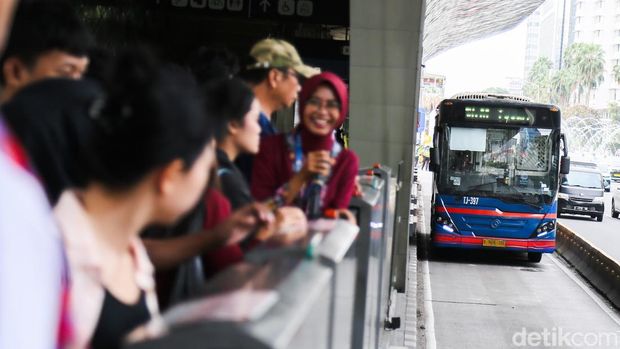 Kritik Aturan WFH Demi Hemat BBM, DPR Minta Transportasi Umum Dibenahi
