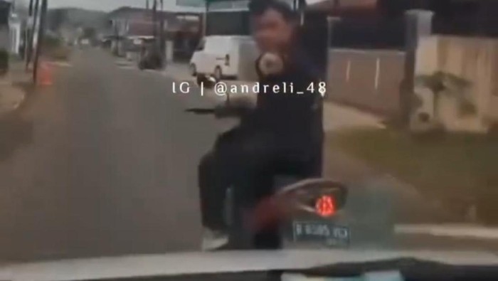 Pelajaran dari Pemotor Ngamuk, Cegat dan Pecahkan Kaca Mobil di Jalanan Ciamis