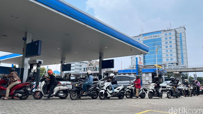 SPBU Swasta Diserbu Sebelum Harga BBM Naik, Antrean Sampai ke Luar