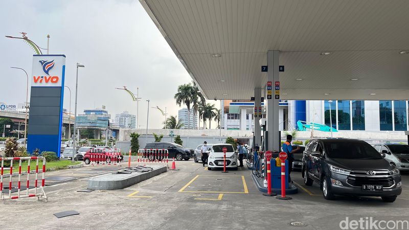 SPBU Swasta Diserbu Sebelum Harga BBM Naik, Antrean Sampai ke Luar