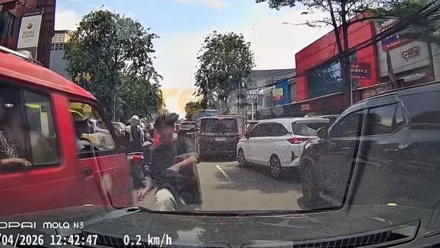 Aksi Arogan Pengiring Jenazah di Jakut: Blokir Jalan-Tendang Mobil