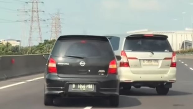 Kijang Innova vs Livina Senggol-senggolan di Tol Kemayoran!